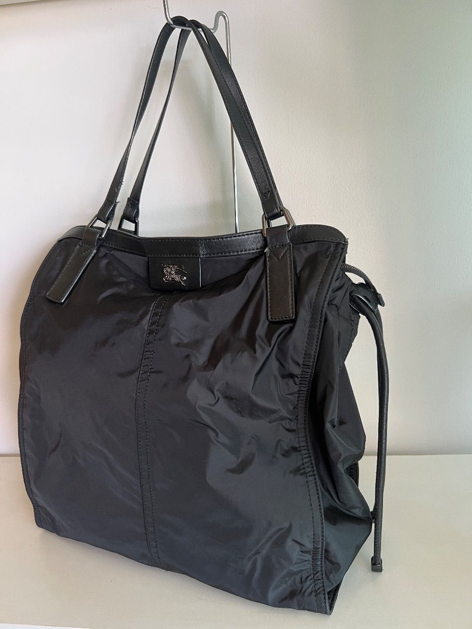 Bolsa tote nylon preta com detalhes em couro — foto 2