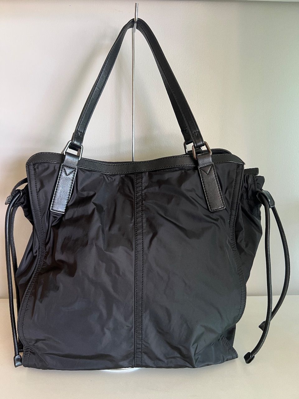 Bolsa tote nylon preta com detalhes em couro — foto 3