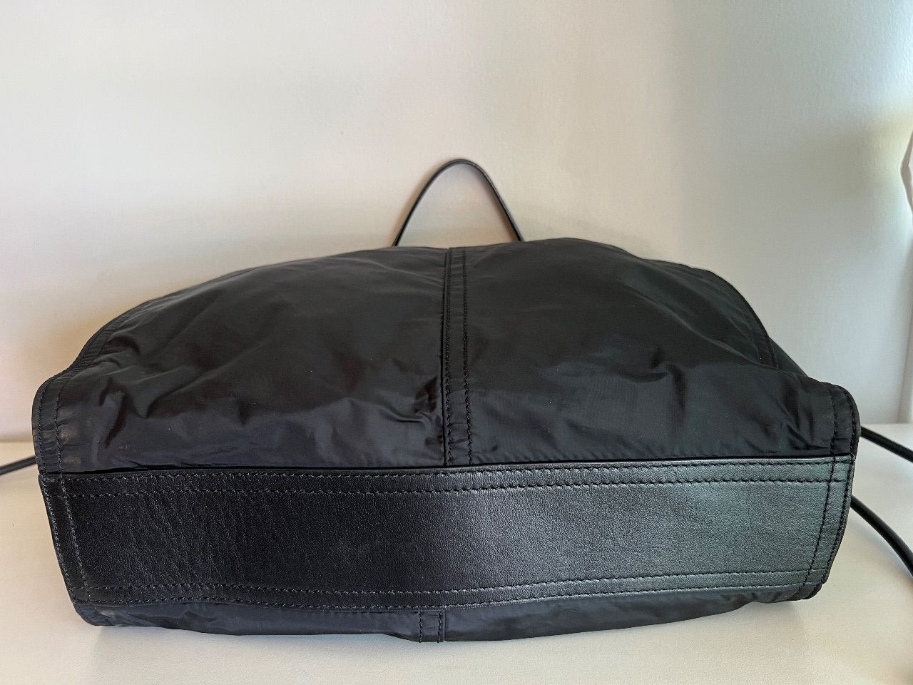 Bolsa tote nylon preta com detalhes em couro — foto 4