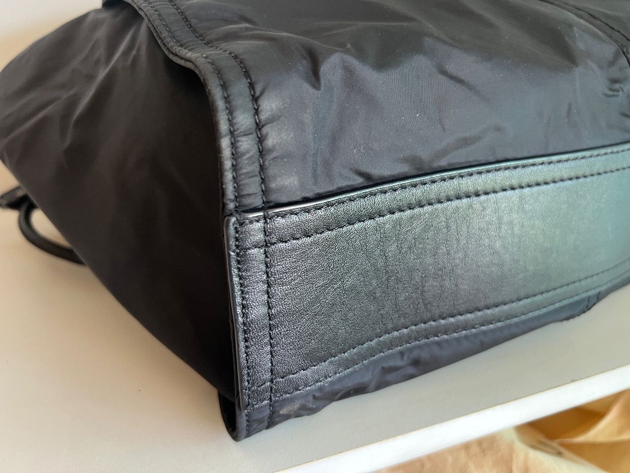 Bolsa tote nylon preta com detalhes em couro — foto 5