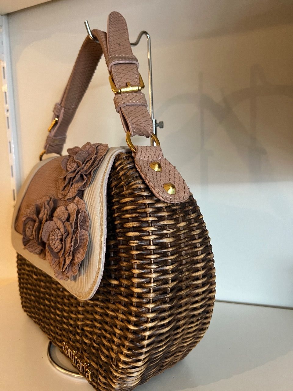 Bolsa de vime com flores de couro e aba creme — foto 2