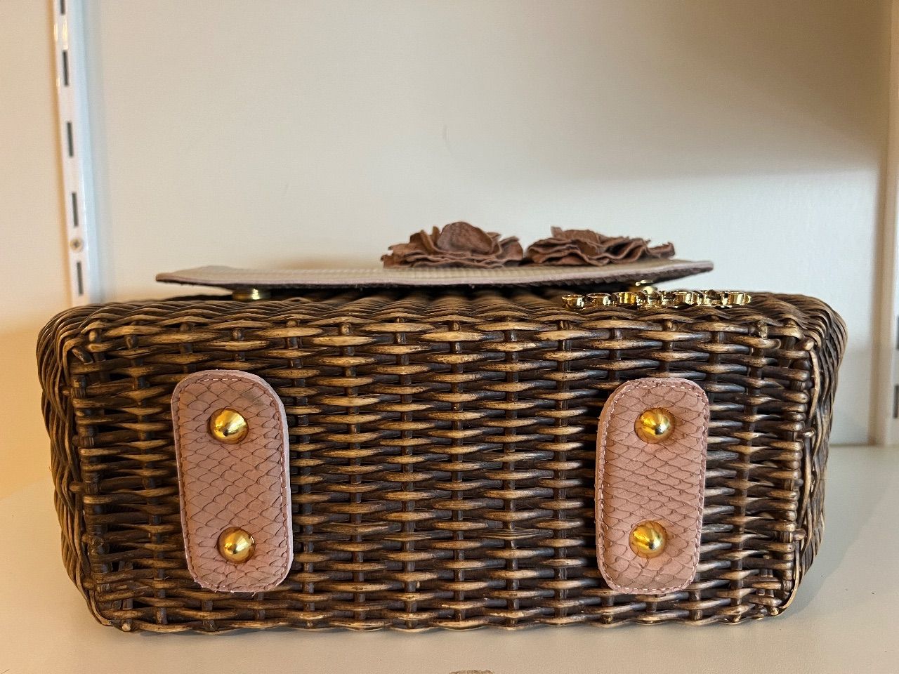 Bolsa de vime com flores de couro e aba creme — foto 3