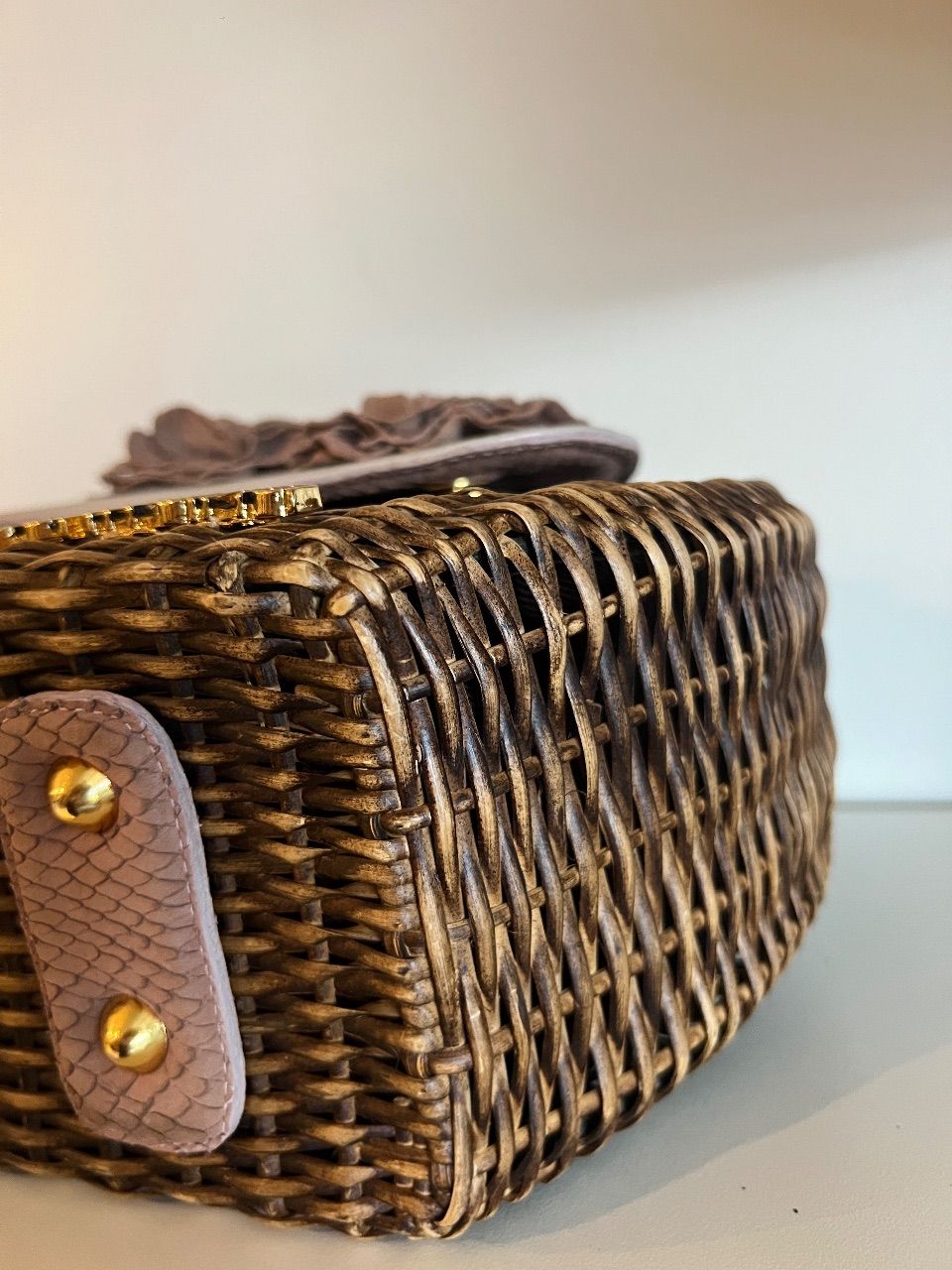 Bolsa de vime com flores de couro e aba creme — foto 4