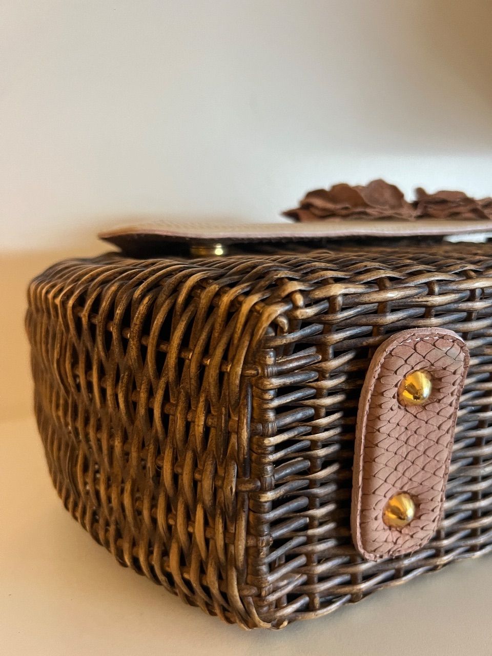 Bolsa de vime com flores de couro e aba creme — foto 5
