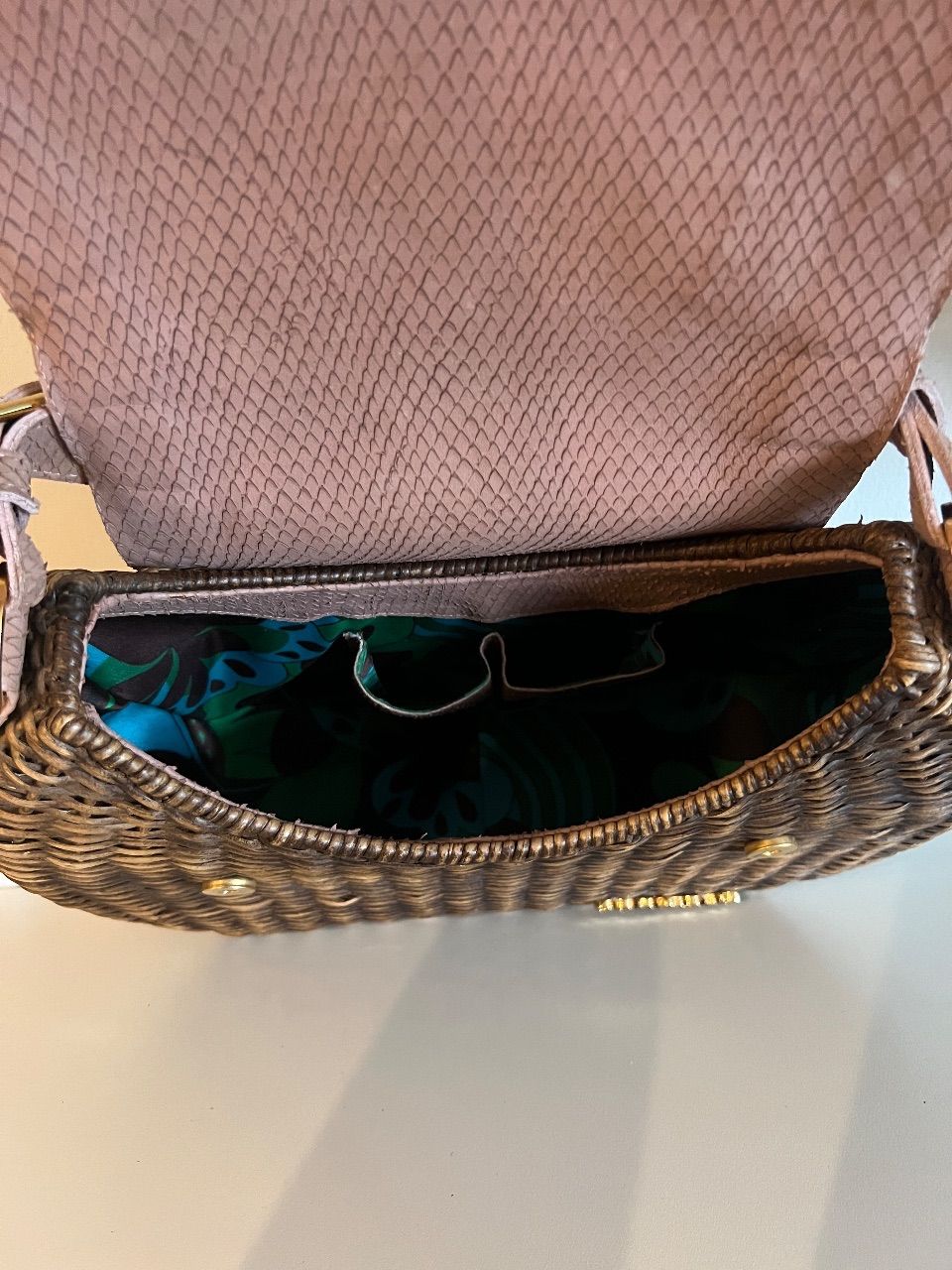 Bolsa de vime com flores de couro e aba creme — foto 7