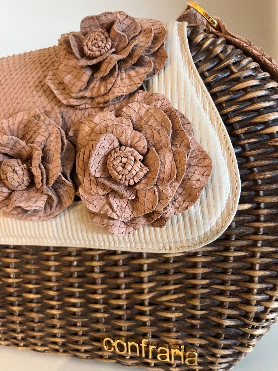Bolsa de vime com flores de couro e aba creme — foto 8