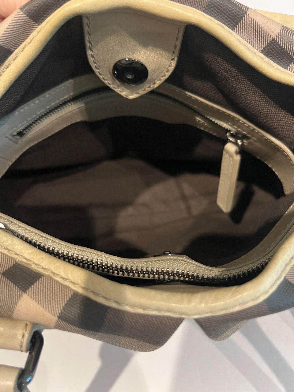 Bolsa tote Smoked Check canvas cinza com alça longa — foto 10