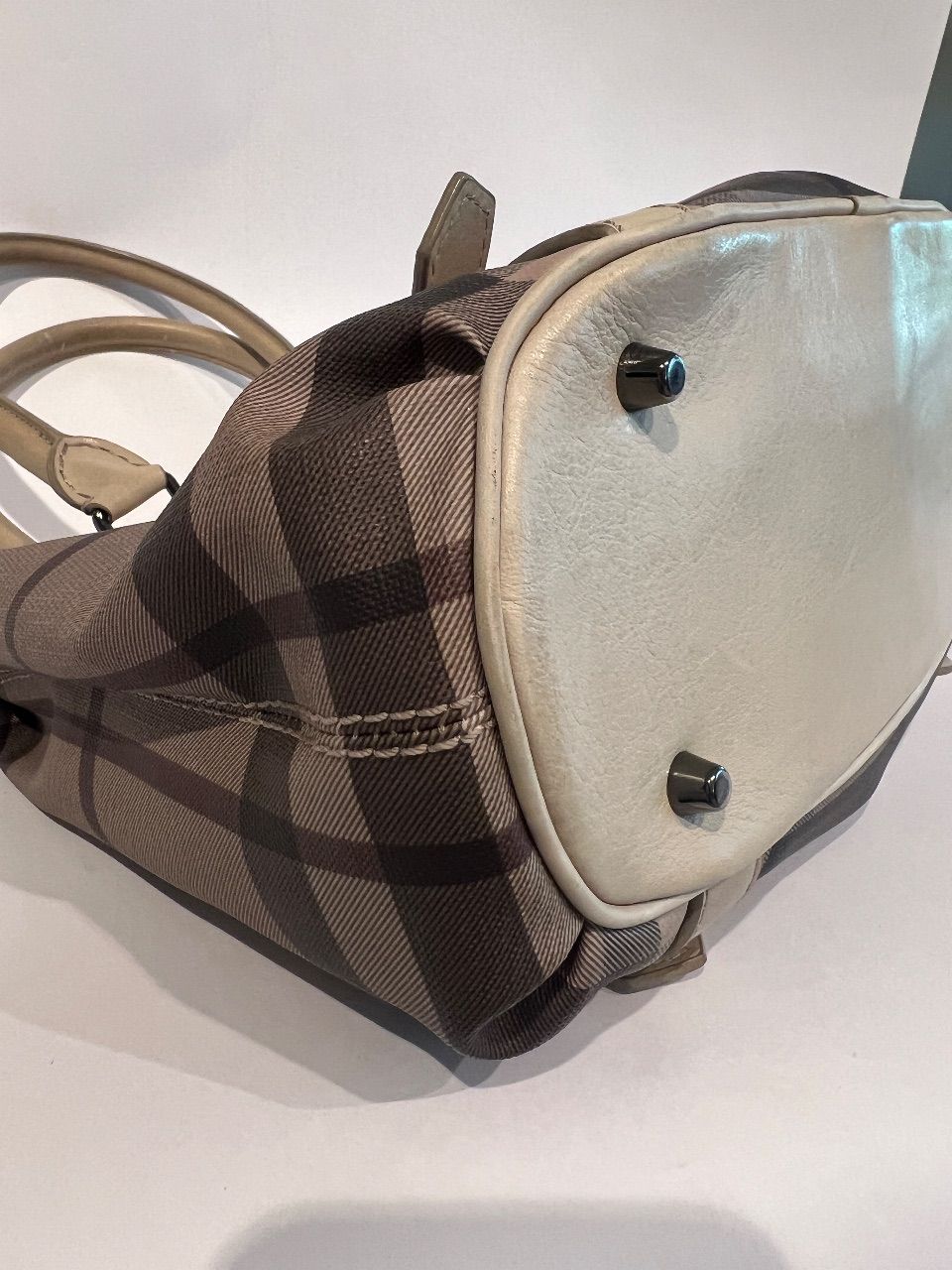 Bolsa tote Smoked Check canvas cinza com alça longa — foto 9