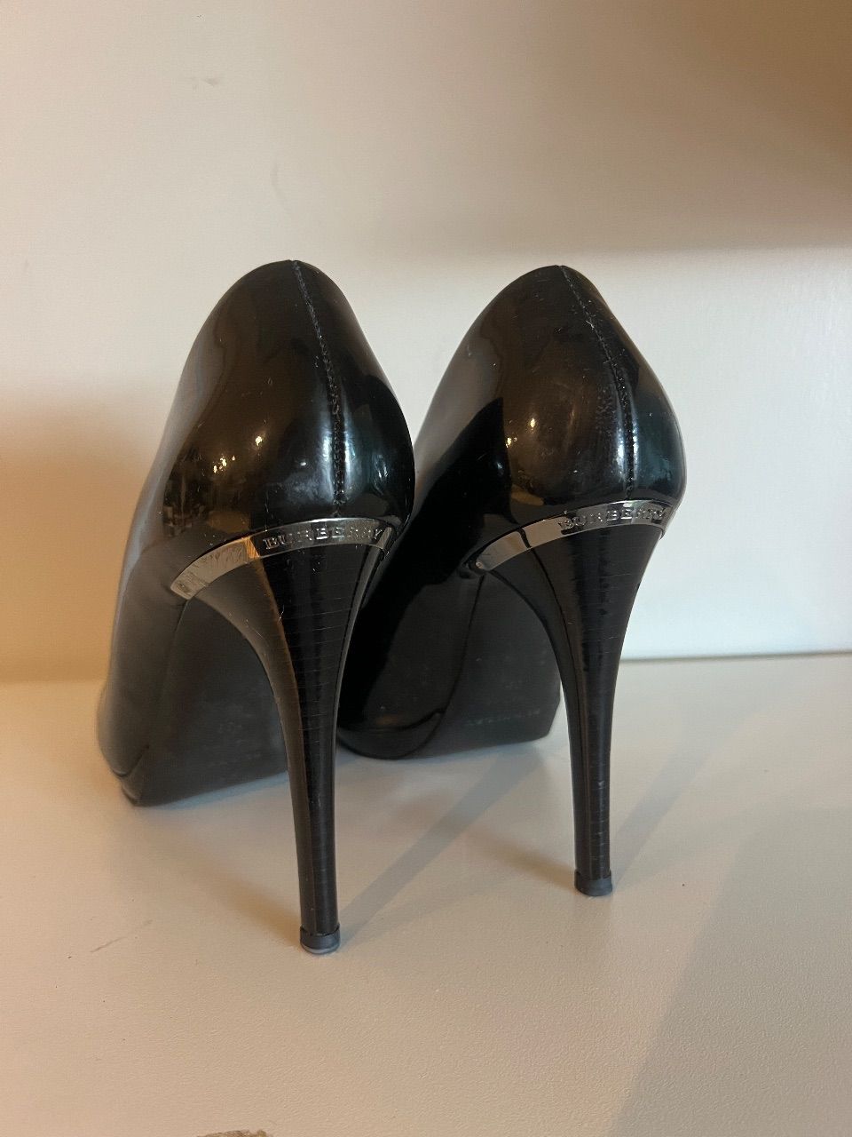 Sapato de verniz preto com plataforma 37 — foto 2