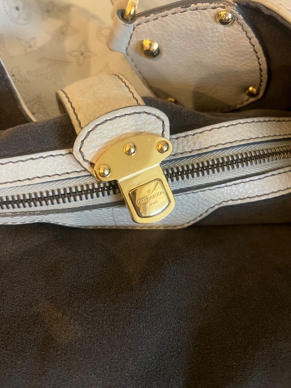 Bolsa hobo de couro perfurado bege com monograma — foto 10