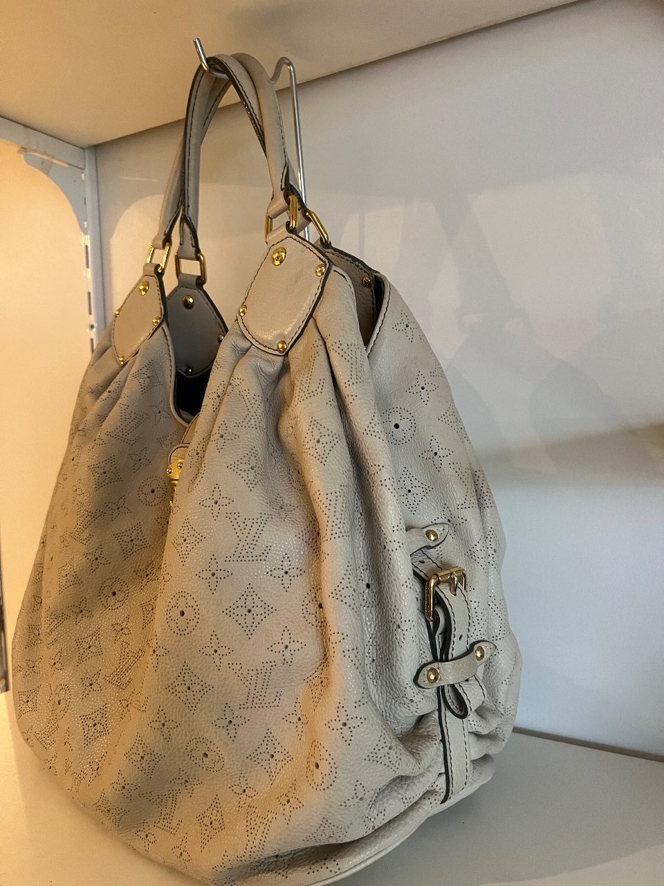 Bolsa hobo de couro perfurado bege com monograma — foto 2