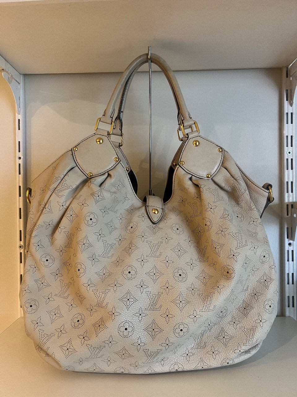 Bolsa hobo de couro perfurado bege com monograma — foto 3