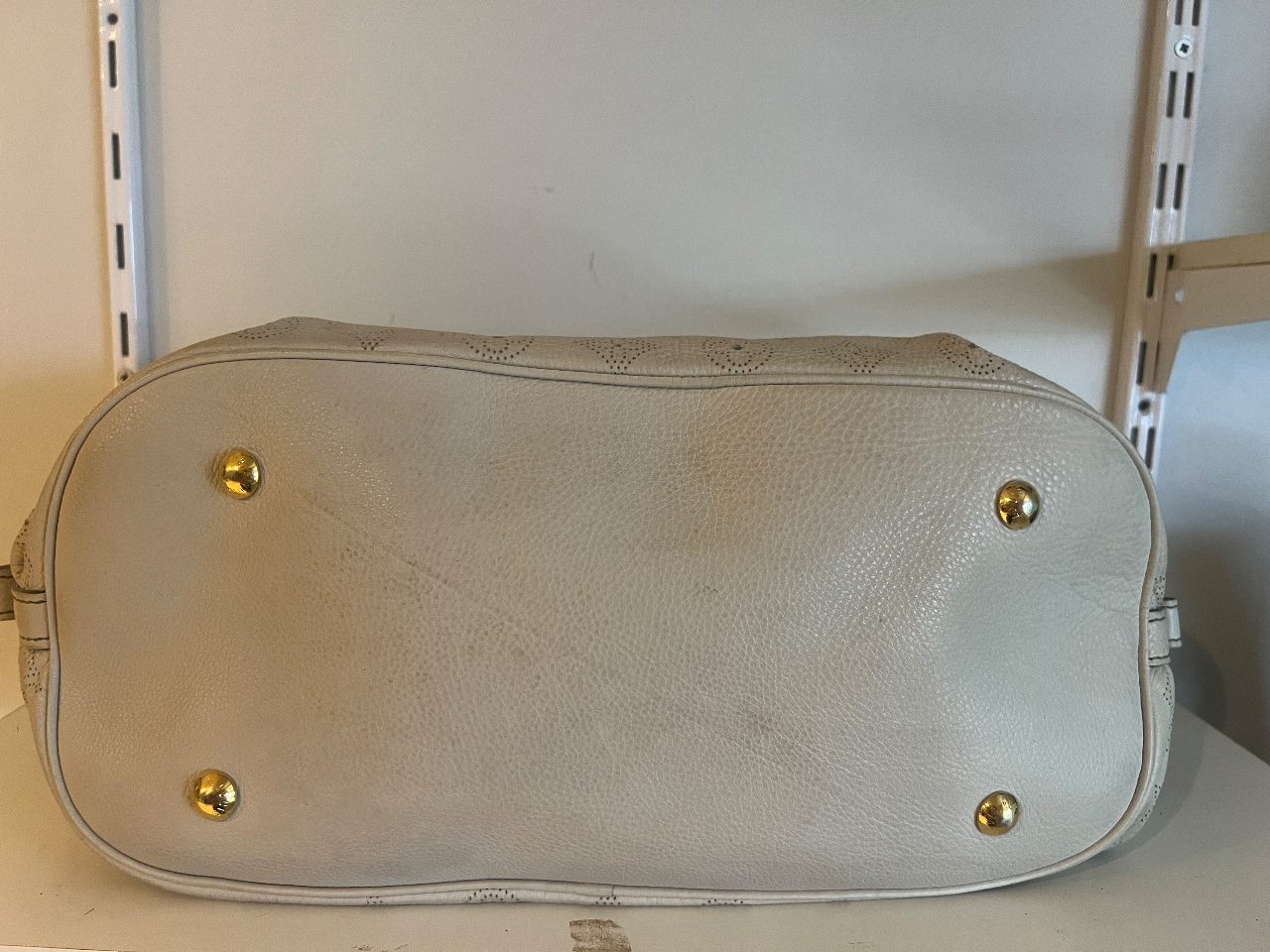 Bolsa hobo de couro perfurado bege com monograma — foto 4