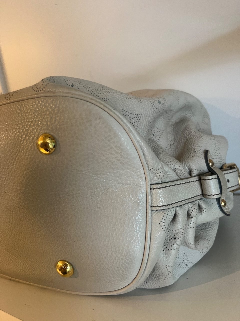 Bolsa hobo de couro perfurado bege com monograma — foto 5