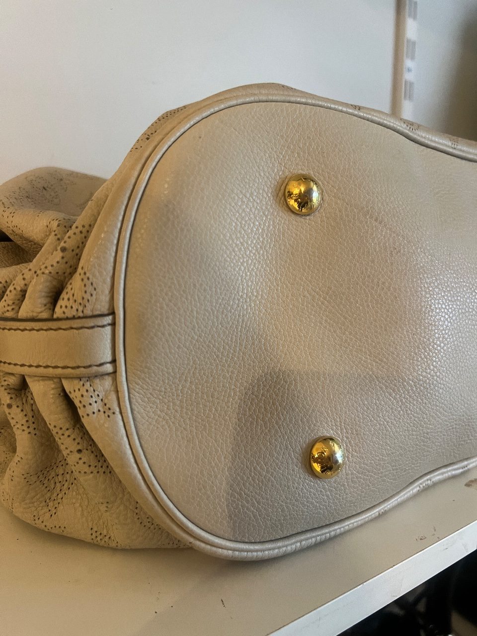 Bolsa hobo de couro perfurado bege com monograma — foto 6
