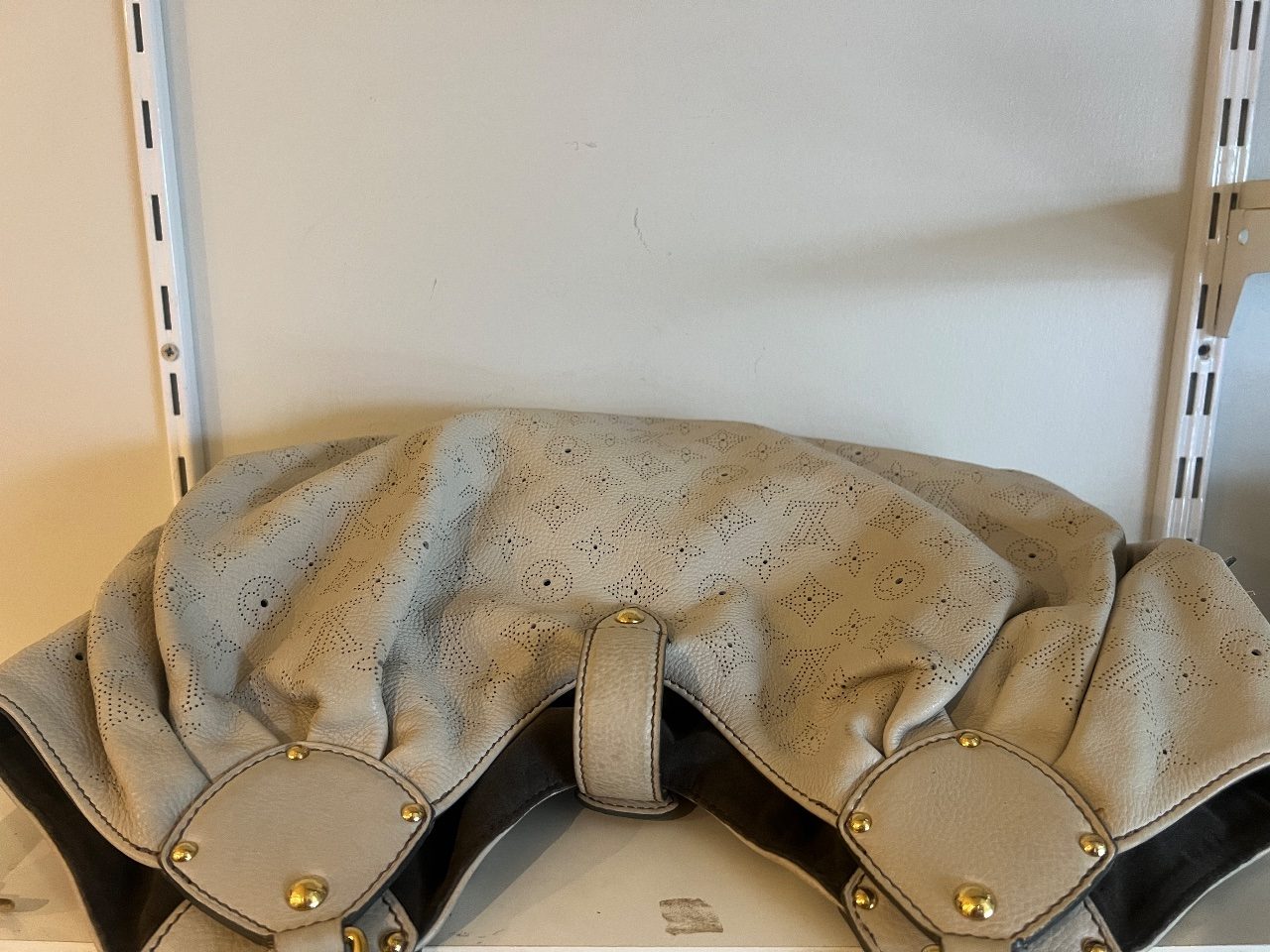 Bolsa hobo de couro perfurado bege com monograma — foto 7