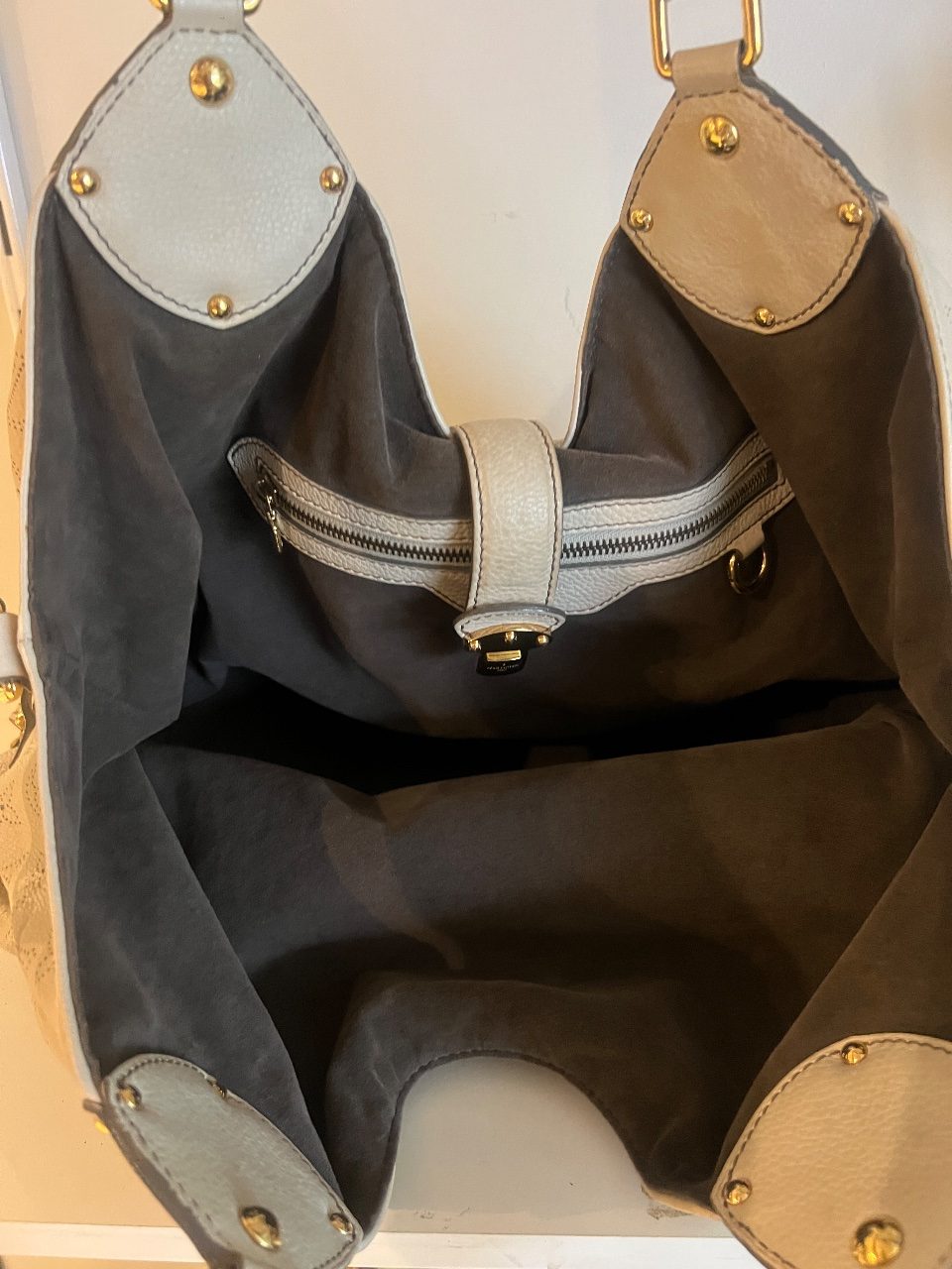 Bolsa hobo de couro perfurado bege com monograma — foto 8