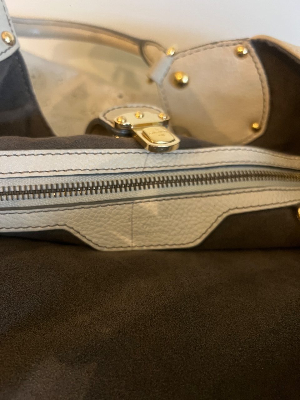 Bolsa hobo de couro perfurado bege com monograma — foto 9