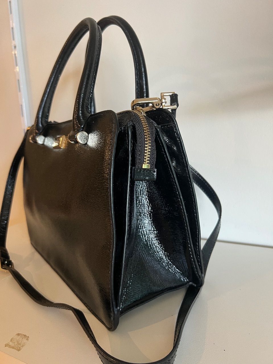 Bolsa satchel verniz preta com alça longa — foto 2