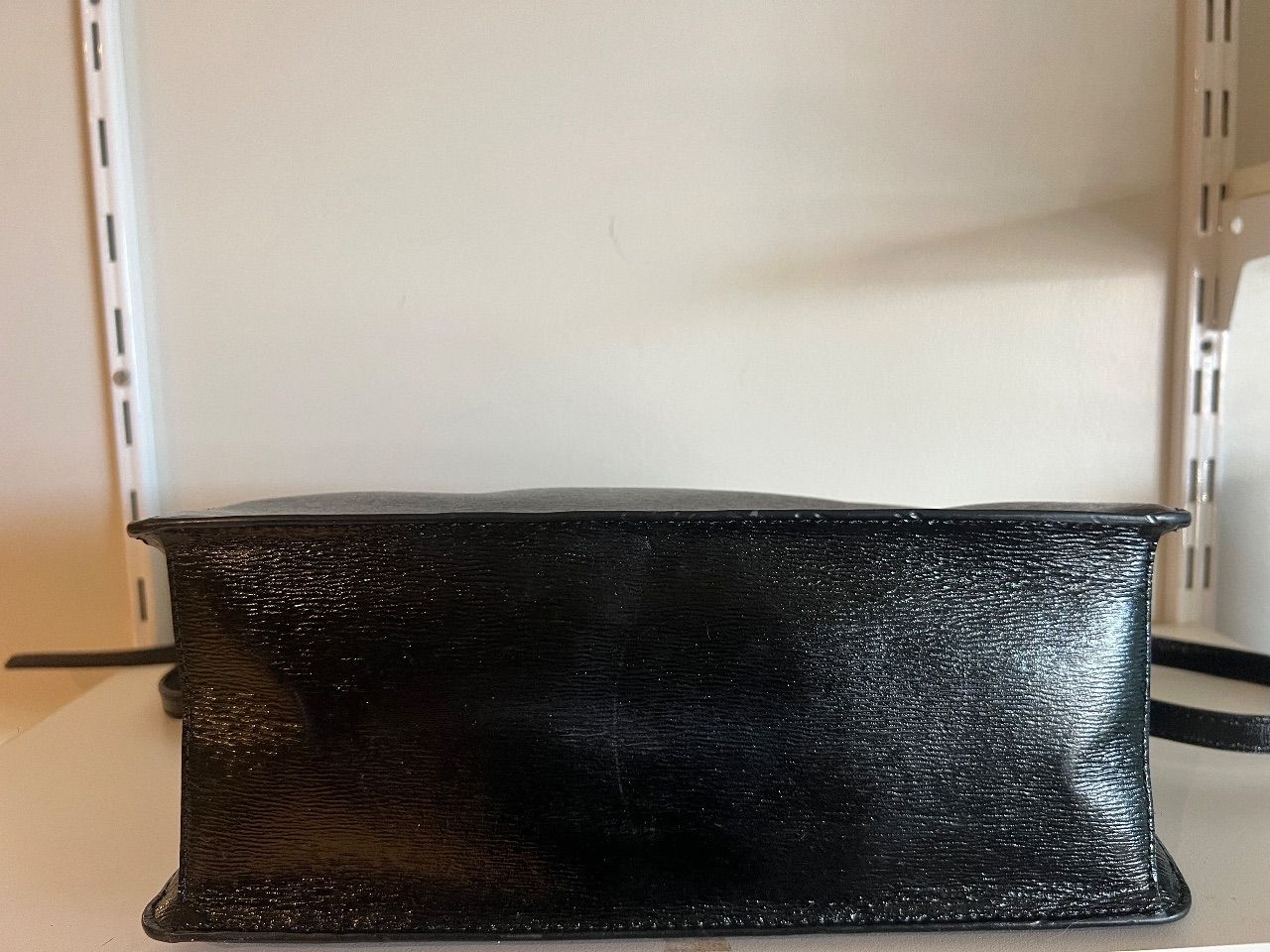 Bolsa satchel verniz preta com alça longa — foto 3