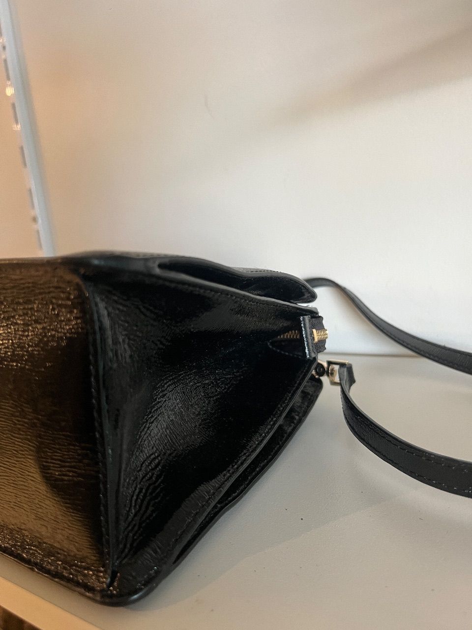 Bolsa satchel verniz preta com alça longa — foto 4