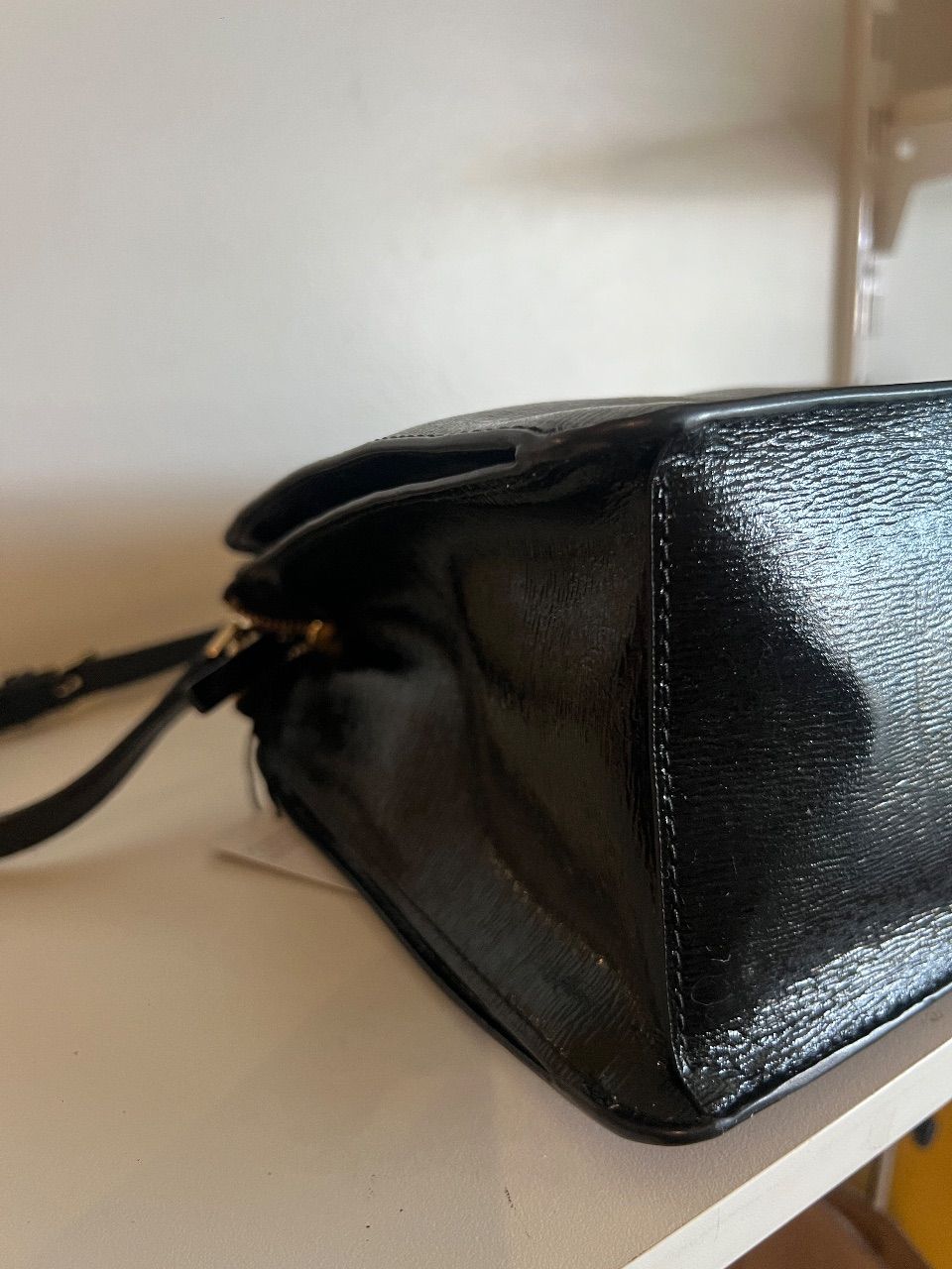 Bolsa satchel verniz preta com alça longa — foto 5