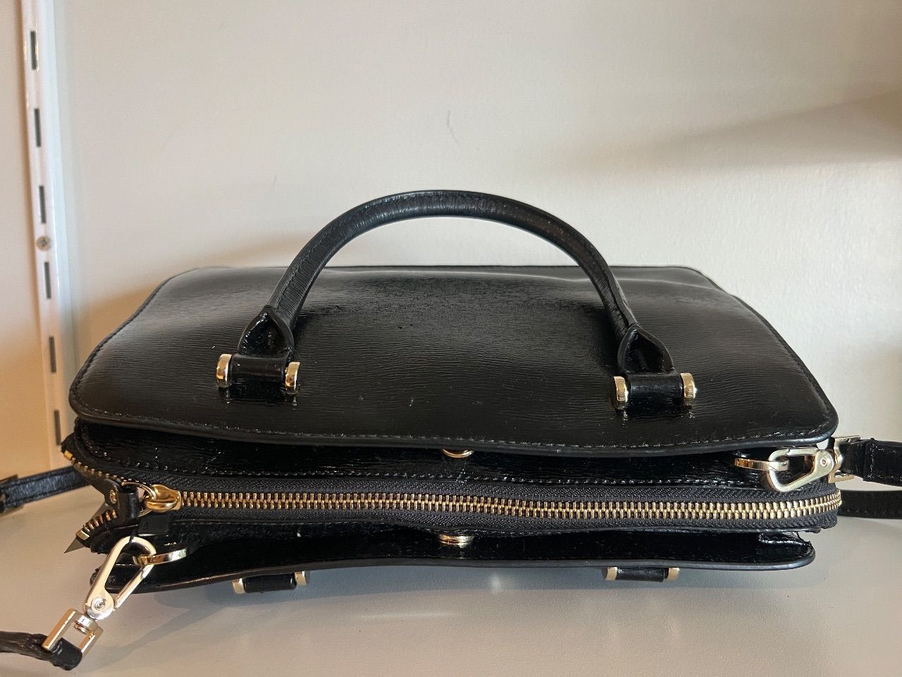 Bolsa satchel verniz preta com alça longa — foto 6