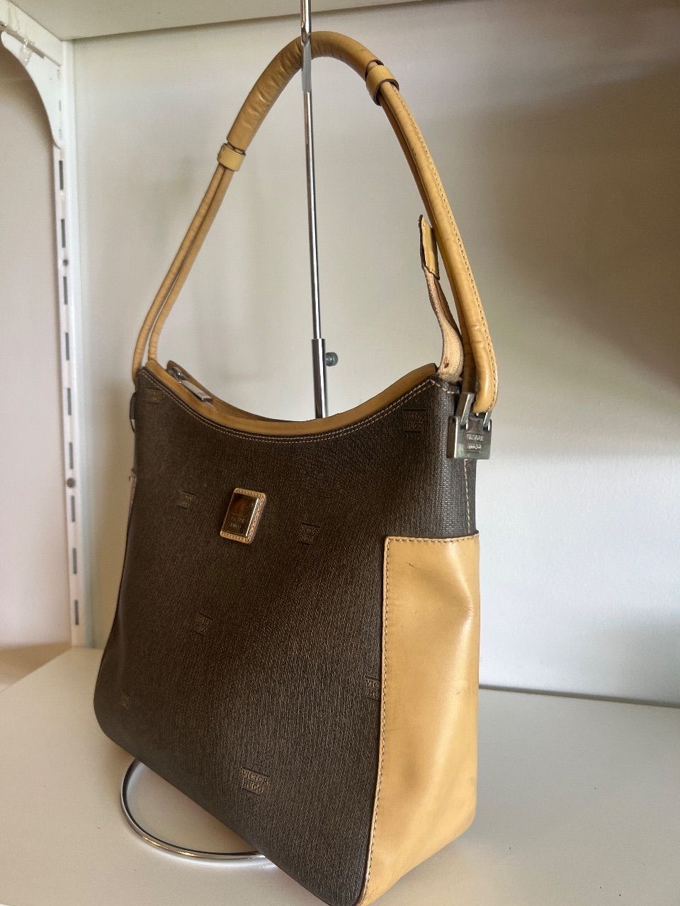 Bolsa hobo monograma marrom com alça caramelo — foto 2