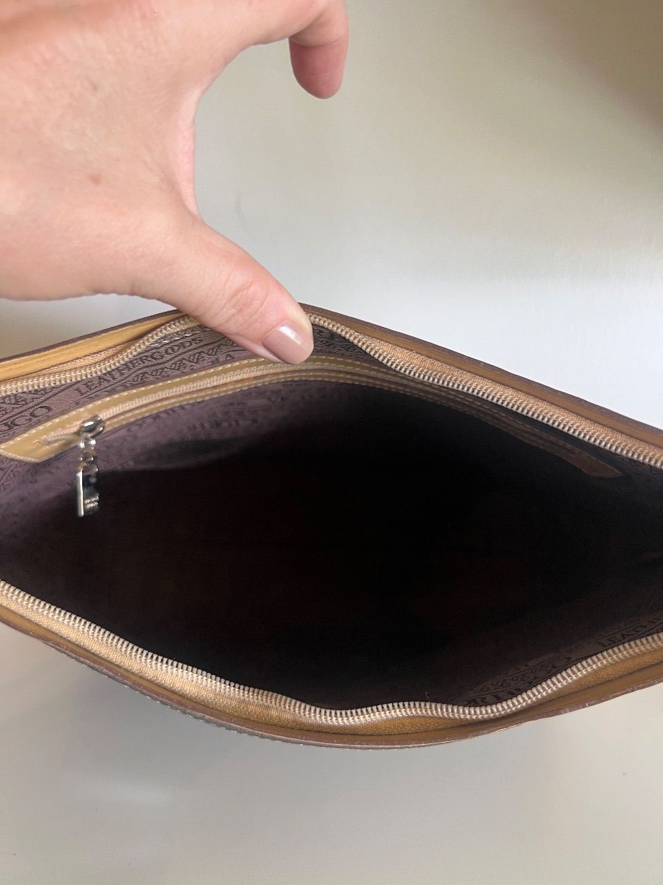 Bolsa hobo monograma marrom com alça caramelo — foto 7