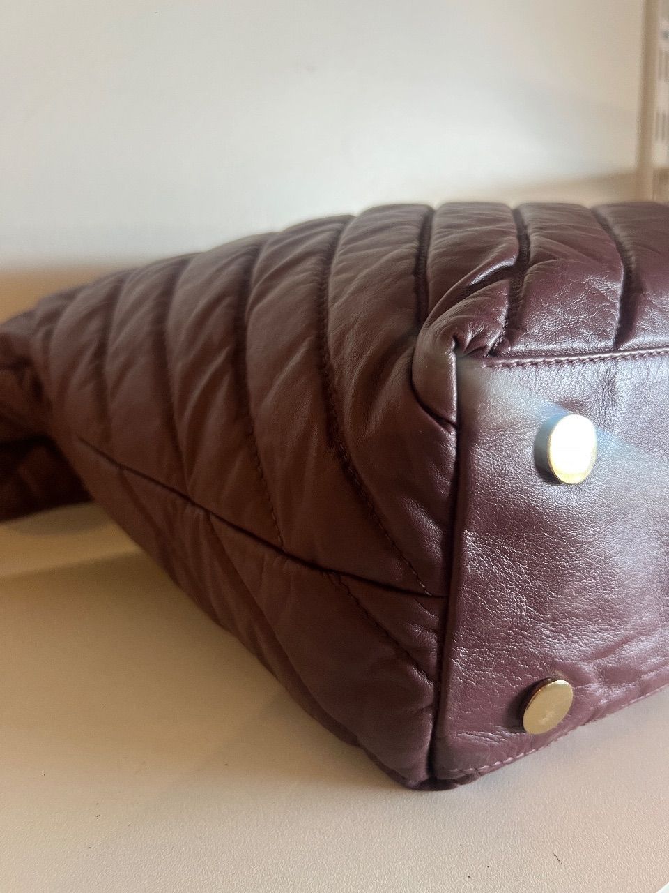 Bolsa grande de couro vinho matelassê — foto 5