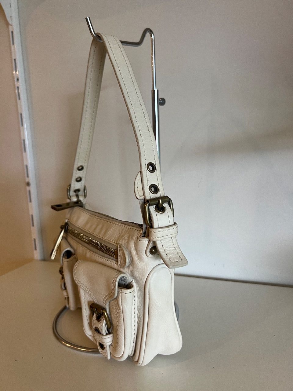 Bolsa de ombro couro off-white com fivelas — foto 2