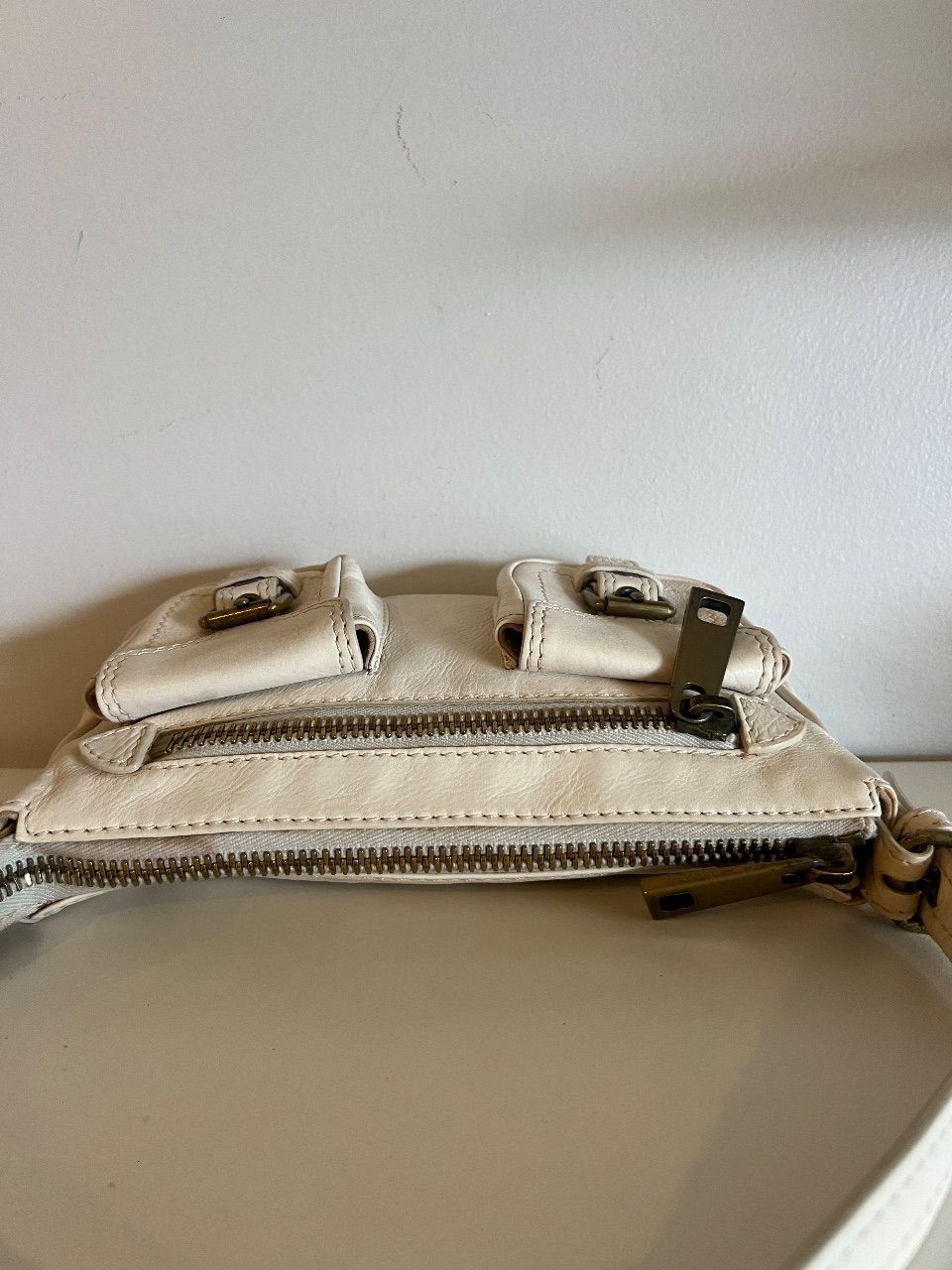 Bolsa de ombro couro off-white com fivelas — foto 3