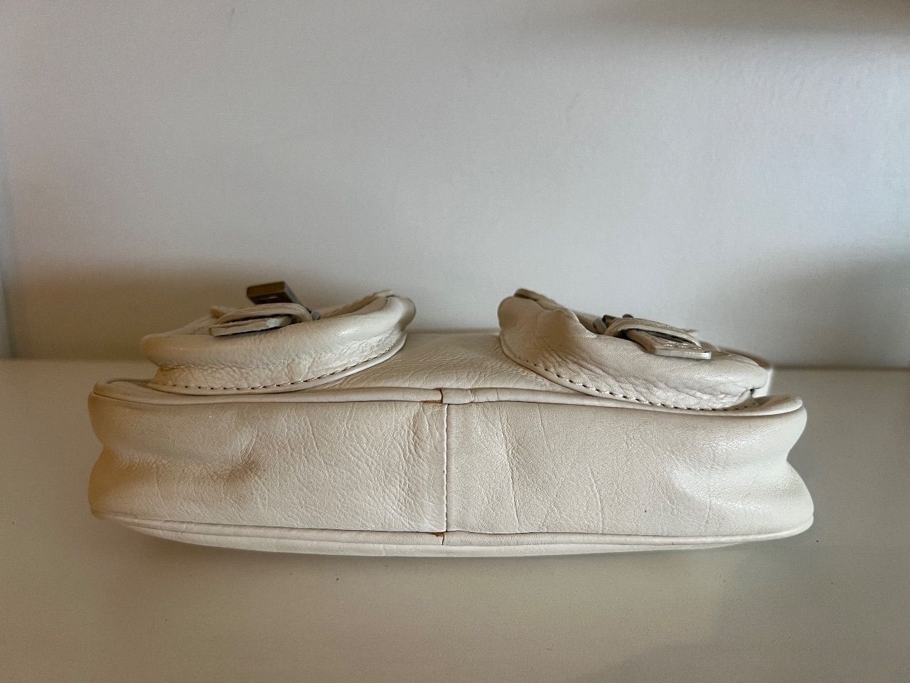 Bolsa de ombro couro off-white com fivelas — foto 4