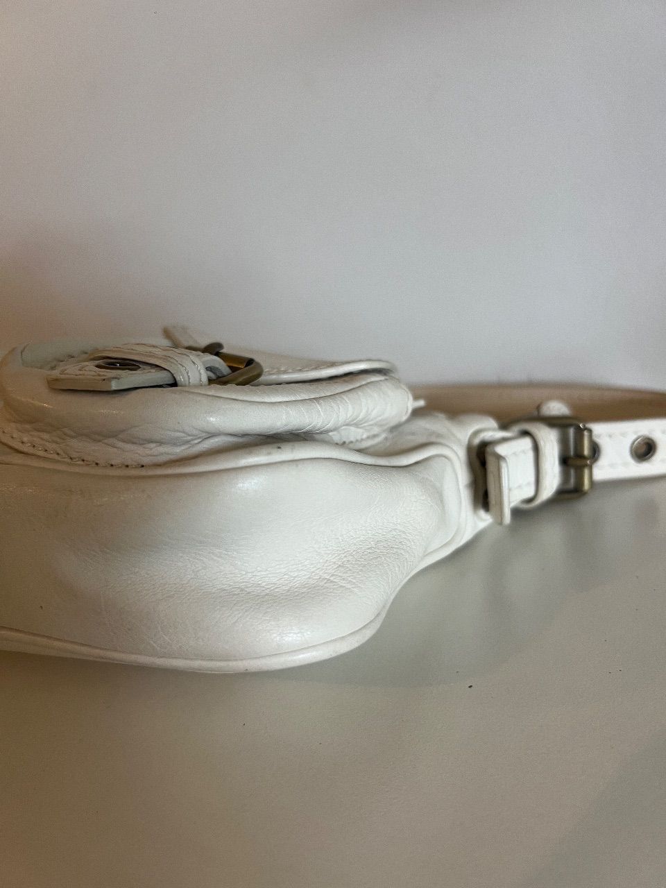 Bolsa de ombro couro off-white com fivelas — foto 5