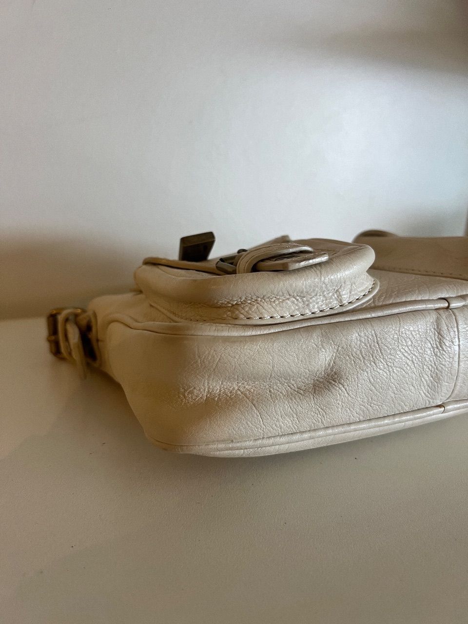 Bolsa de ombro couro off-white com fivelas — foto 6