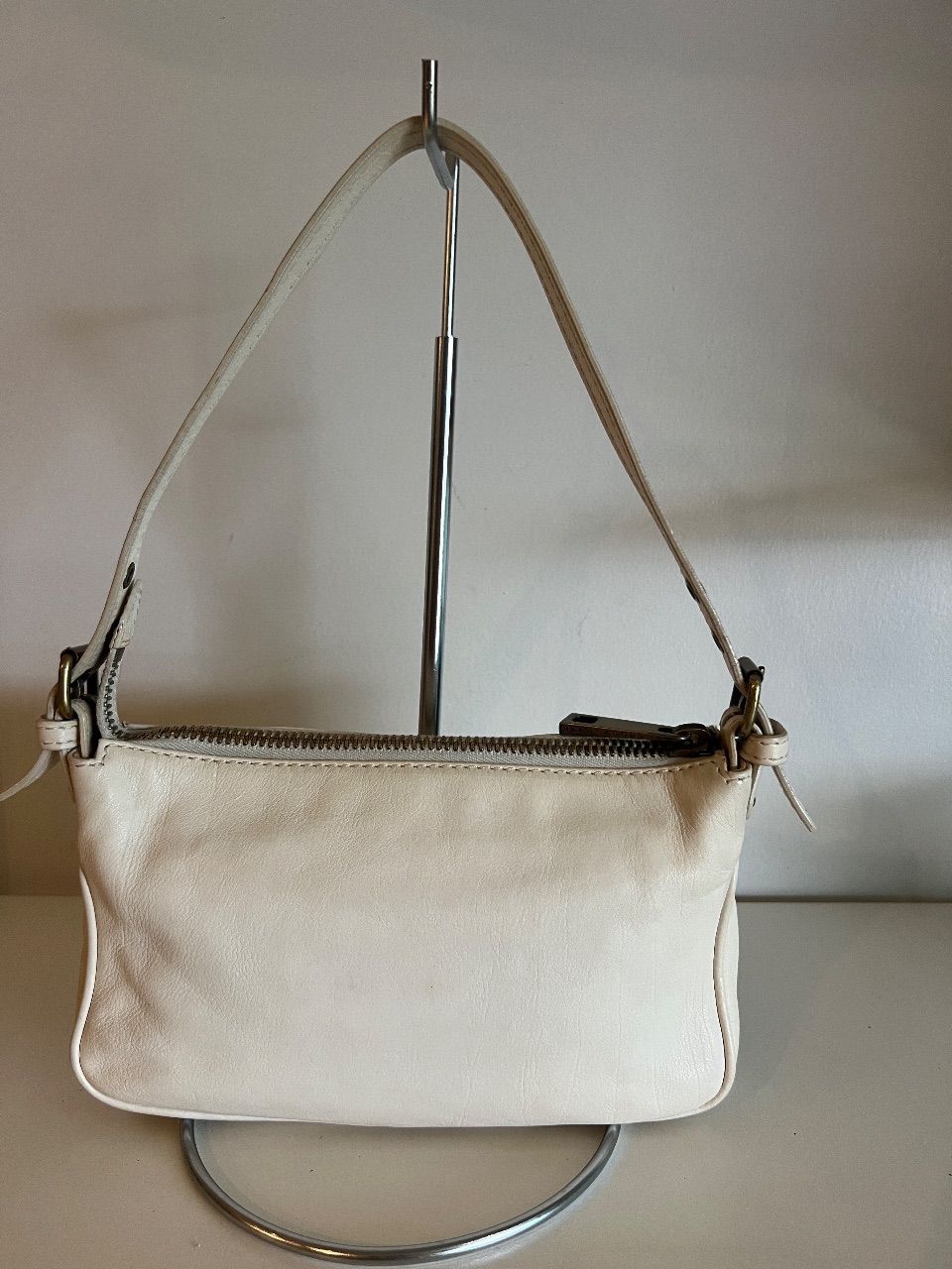 Bolsa de ombro couro off-white com fivelas — foto 7