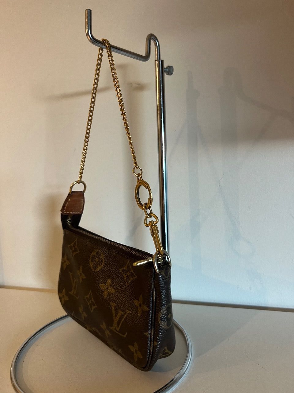 Bolsa mini pochette monograma com corrente — foto 2
