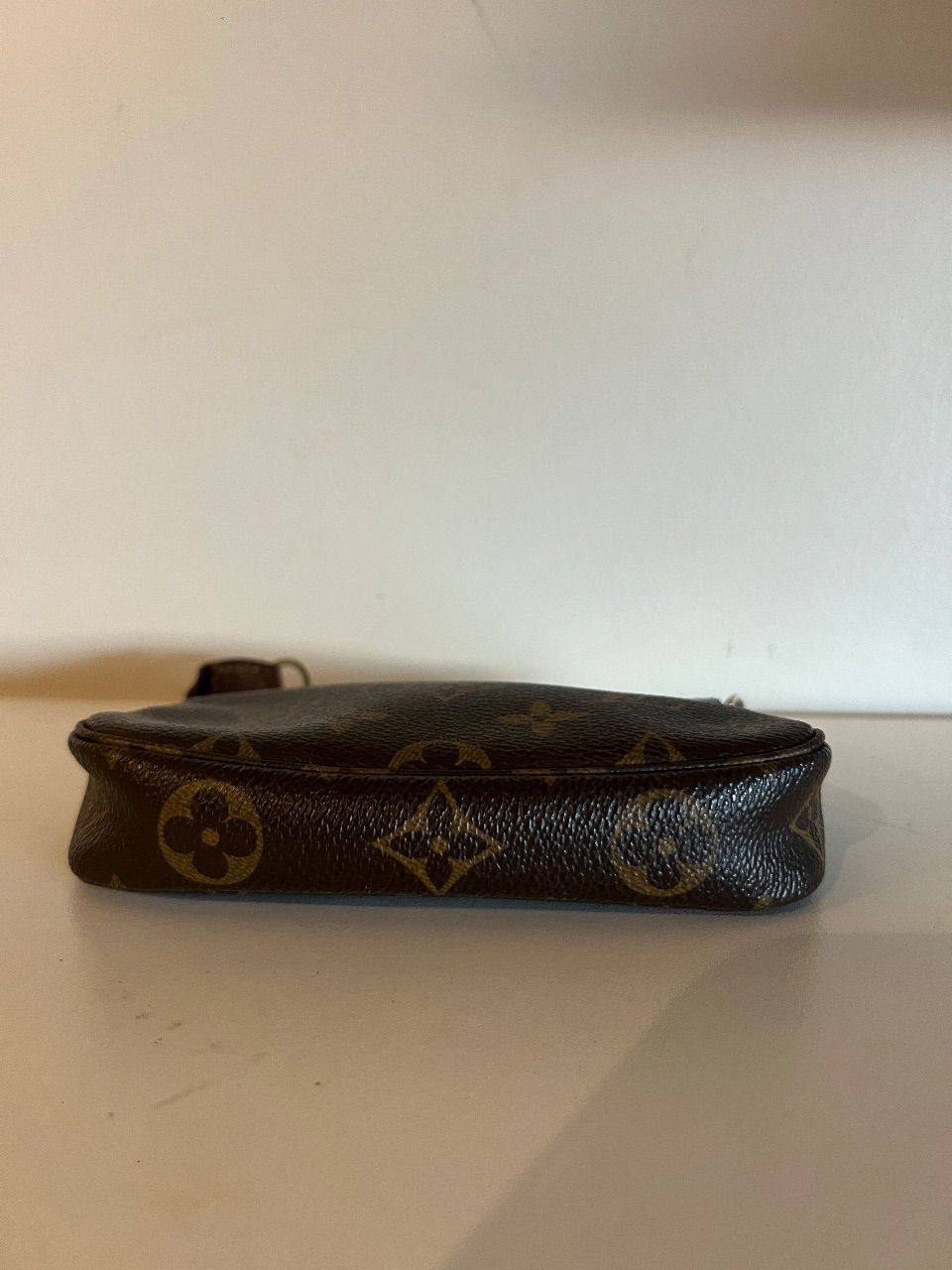 Bolsa mini pochette monograma com corrente — foto 3