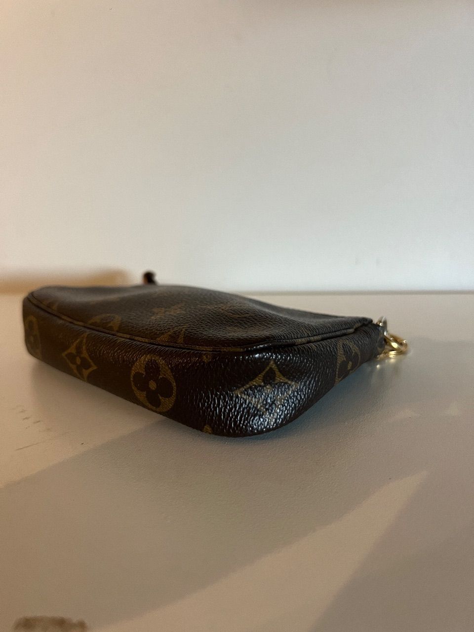Bolsa mini pochette monograma com corrente — foto 4
