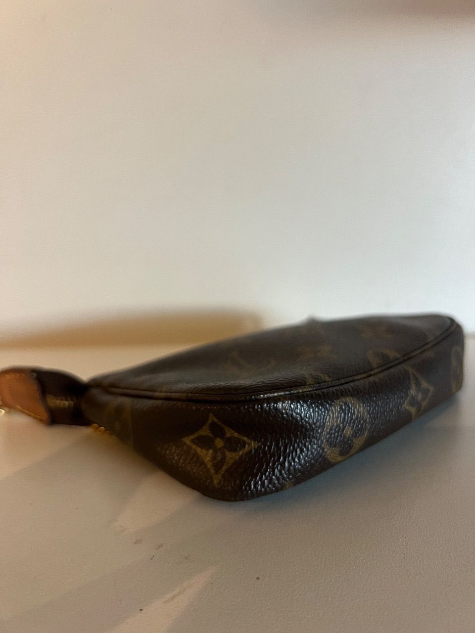 Bolsa mini pochette monograma com corrente — foto 5