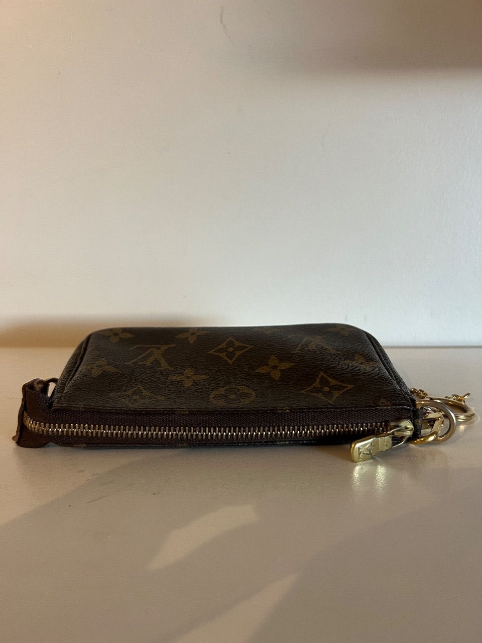Bolsa mini pochette monograma com corrente — foto 6