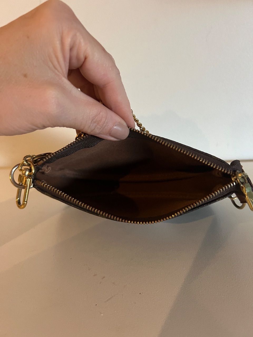 Bolsa mini pochette monograma com corrente — foto 7