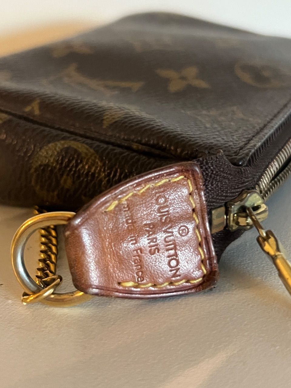 Bolsa mini pochette monograma com corrente — foto 8