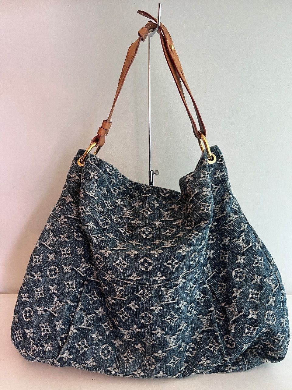 Bolsa Daily monograma denim azul jeans — foto 3