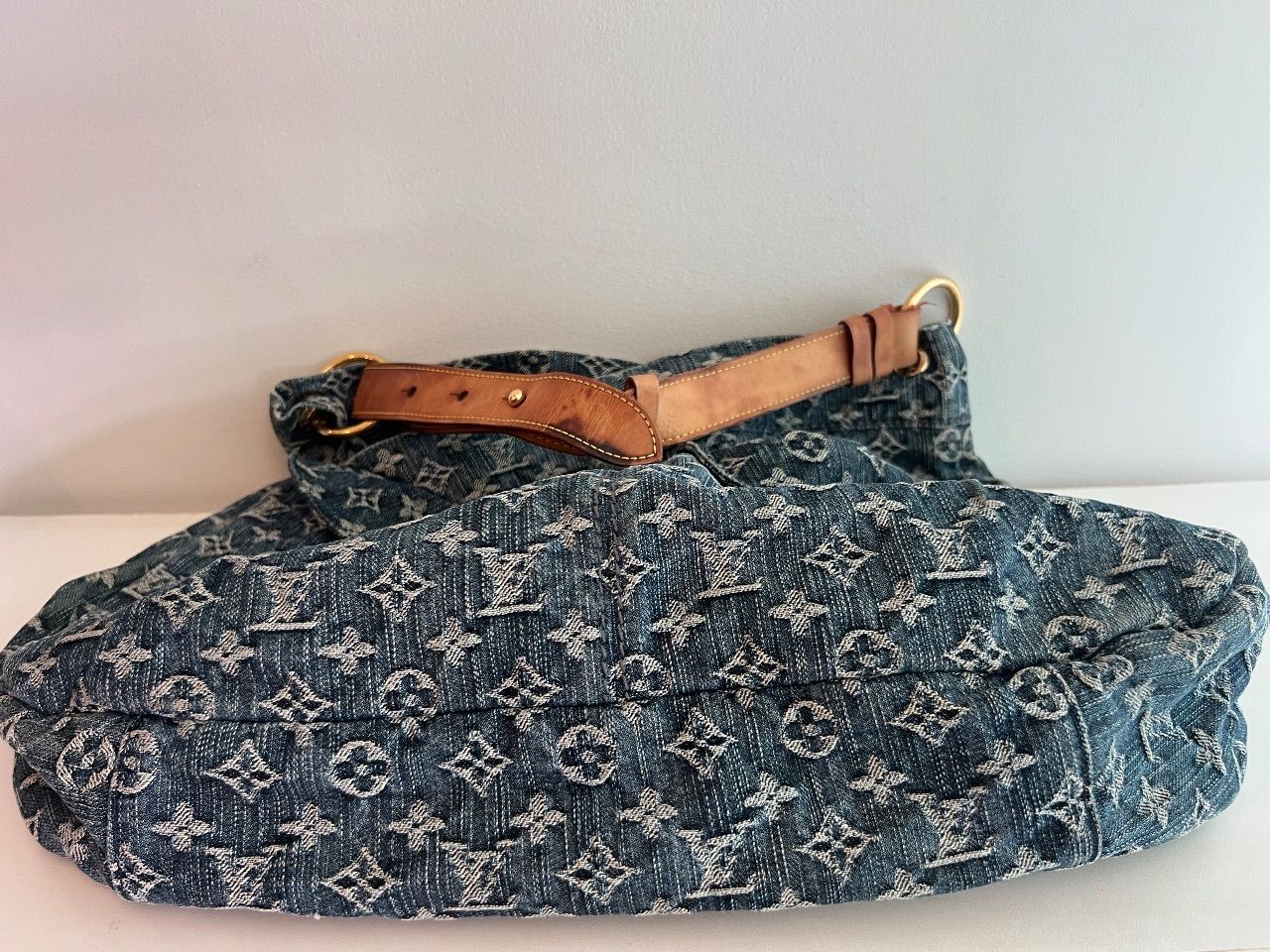 Bolsa Daily monograma denim azul jeans — foto 4