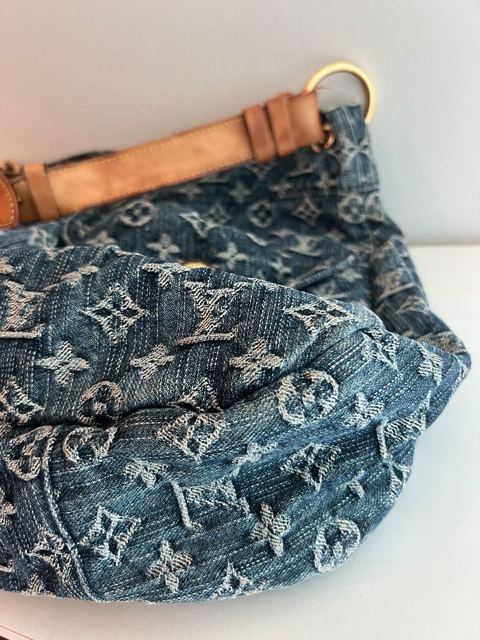 Bolsa Daily monograma denim azul jeans — foto 5