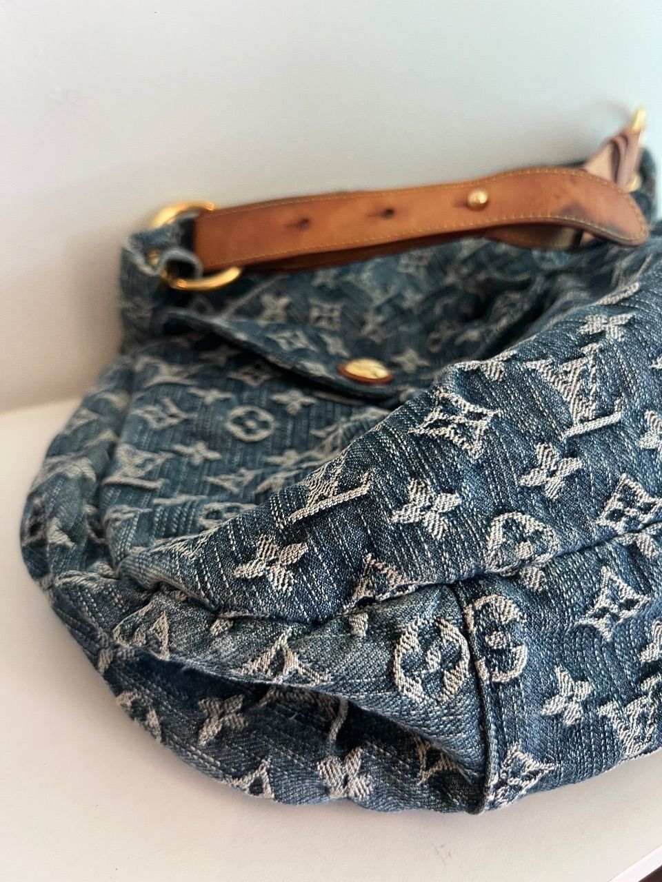 Bolsa Daily monograma denim azul jeans — foto 6