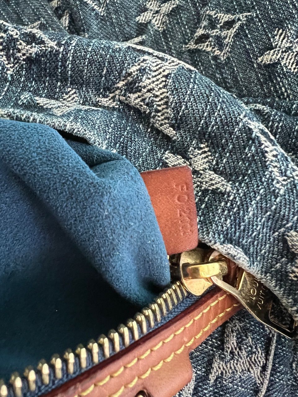 Bolsa Daily monograma denim azul jeans — foto 8