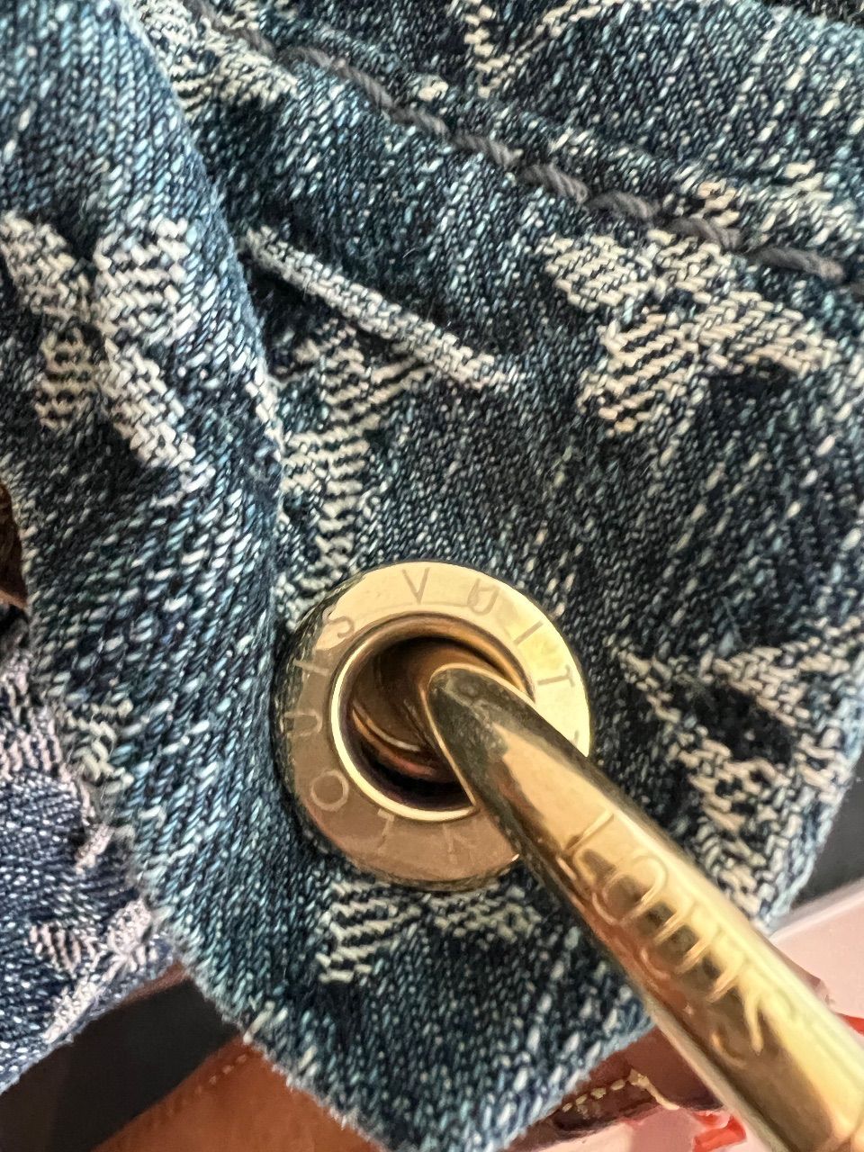 Bolsa Daily monograma denim azul jeans — foto 9
