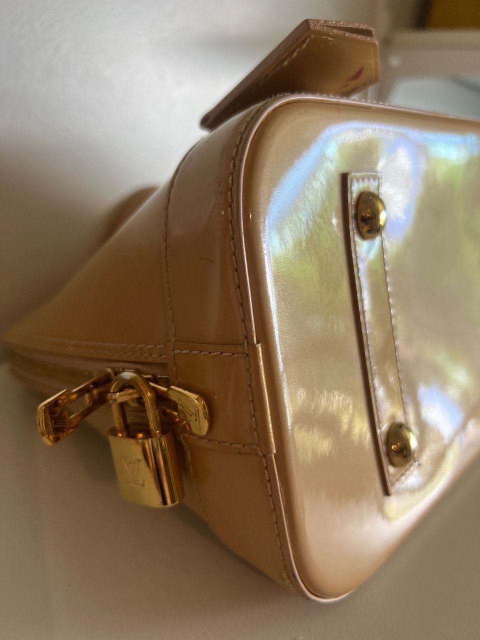 Bolsa Alma PM verniz bege — foto 5